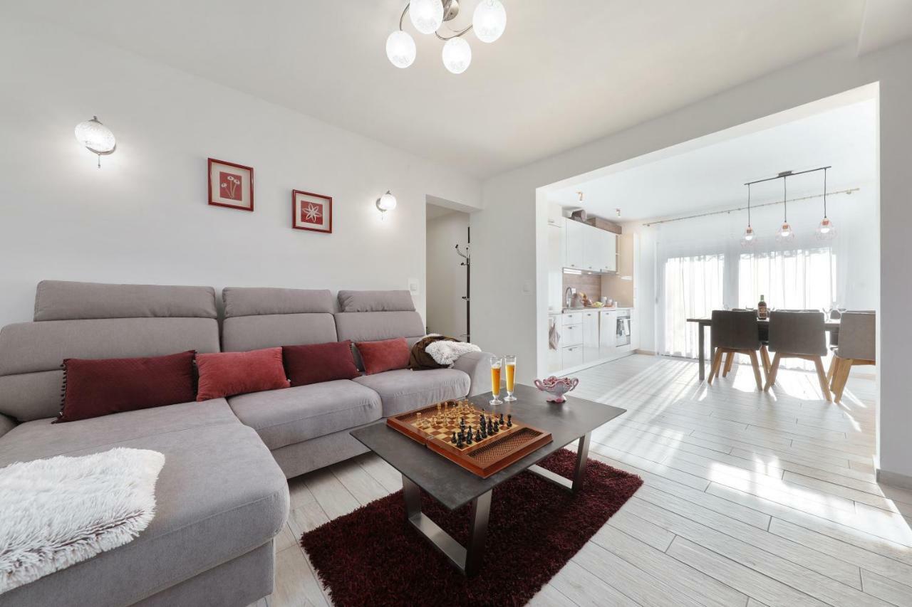 Holiday Home Hrast Debeljak Exterior photo
